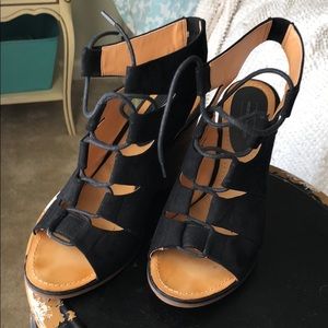 SOLD Melrose and Market wedge heels